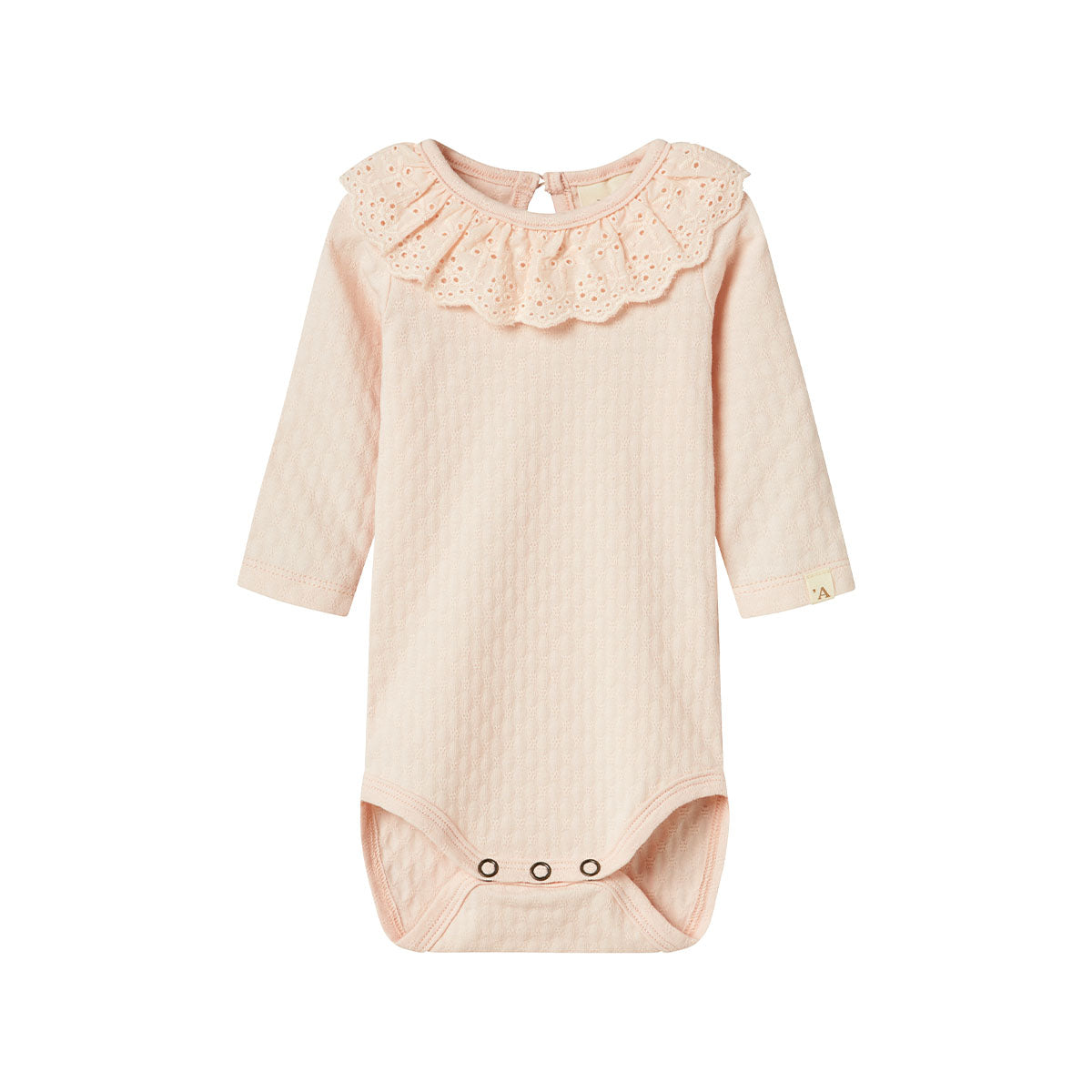Het baby kira slim rompertje in de kleur silver peony van het merk Lil' Atelier is een onmisbaar item voor de garderobe van je kleintje. Gemaakt van katoen en elastaan, combineert dit rompertje comfort met duurzaamheid. VanZus