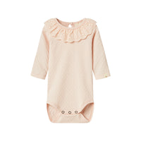 Het baby kira slim rompertje in de kleur silver peony van het merk Lil' Atelier is een onmisbaar item voor de garderobe van je kleintje. Gemaakt van katoen en elastaan, combineert dit rompertje comfort met duurzaamheid. VanZus