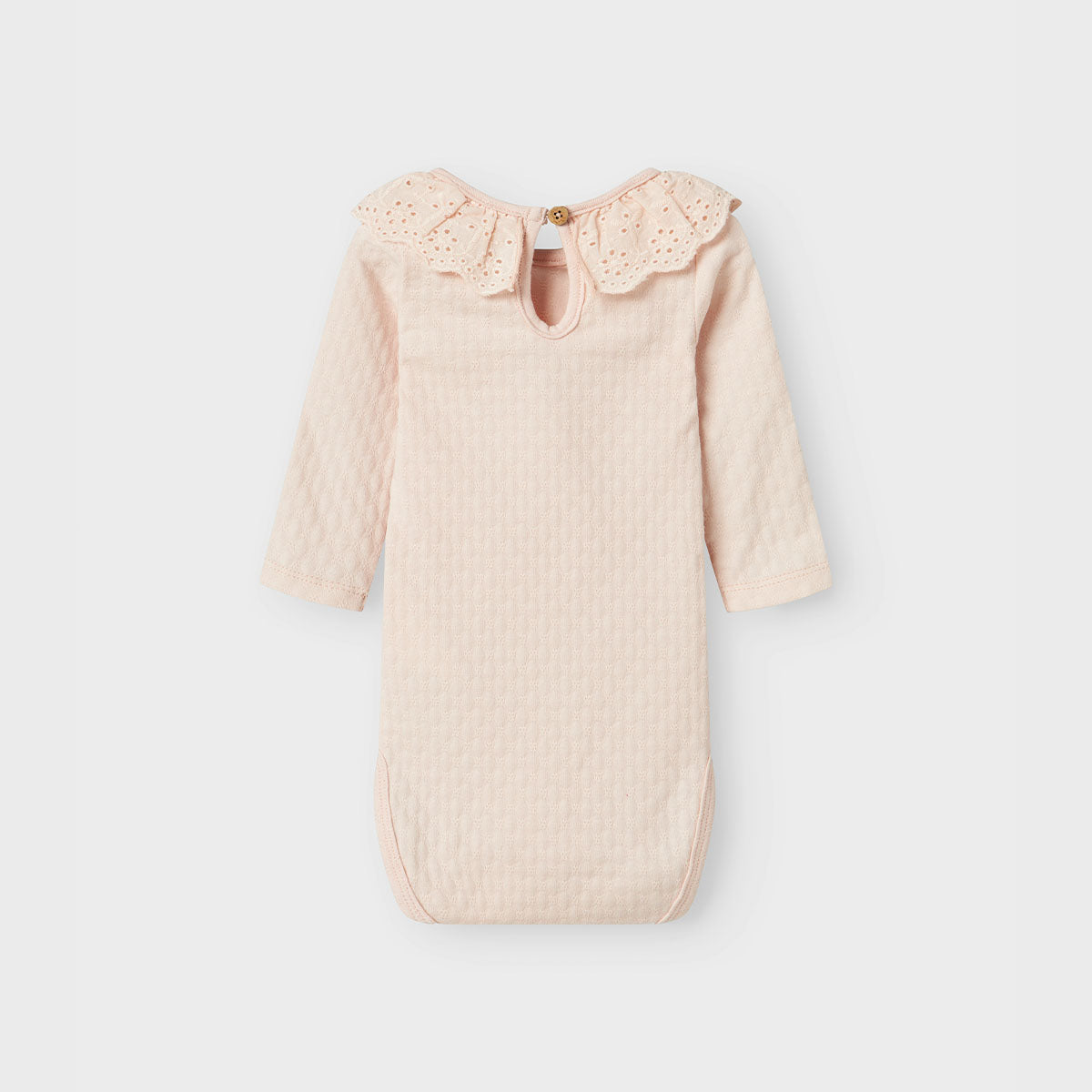 Het baby kira slim rompertje in de kleur silver peony van het merk Lil' Atelier is een onmisbaar item voor de garderobe van je kleintje. Gemaakt van katoen en elastaan, combineert dit rompertje comfort met duurzaamheid. VanZus