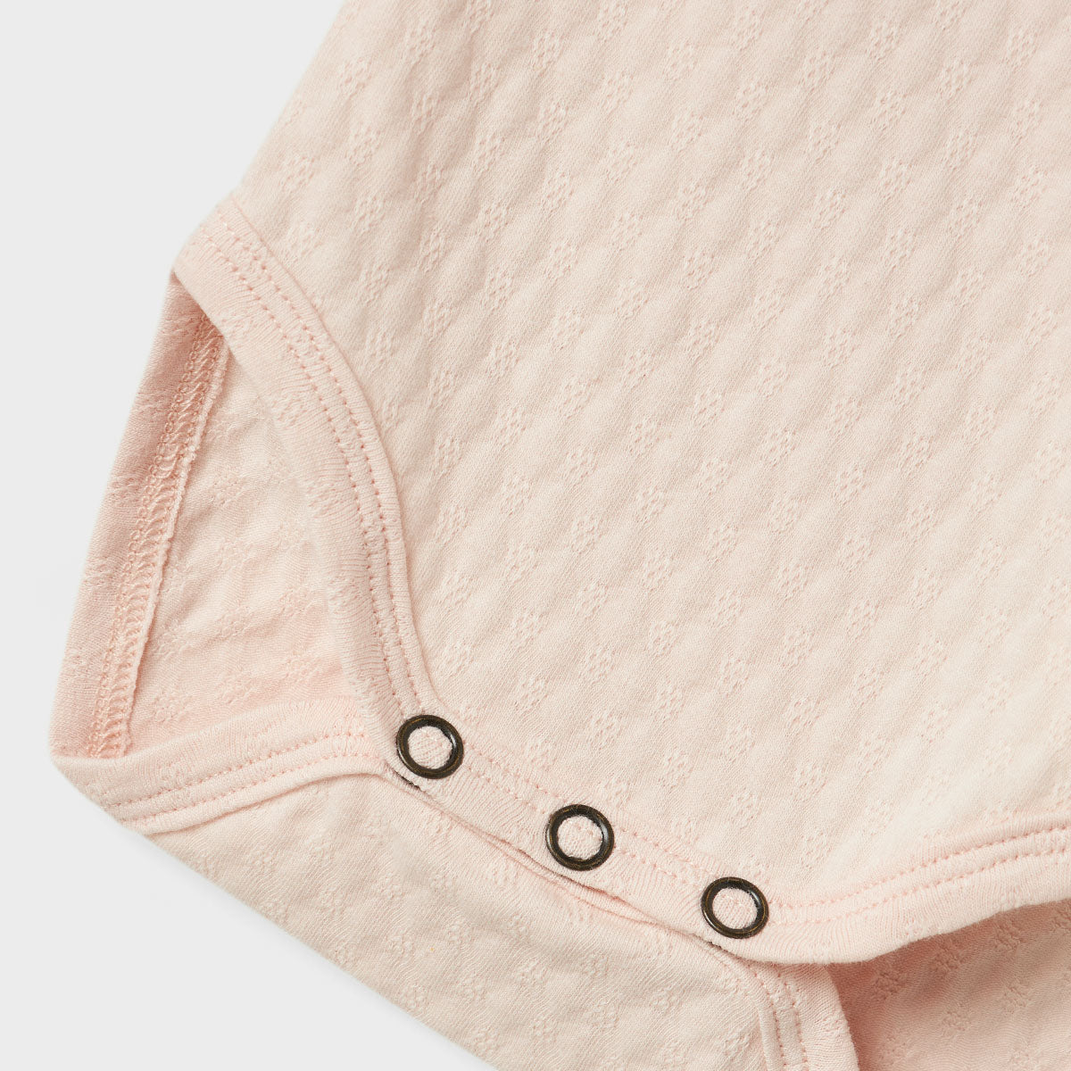 Het baby kira slim rompertje in de kleur silver peony van het merk Lil' Atelier is een onmisbaar item voor de garderobe van je kleintje. Gemaakt van katoen en elastaan, combineert dit rompertje comfort met duurzaamheid. VanZus