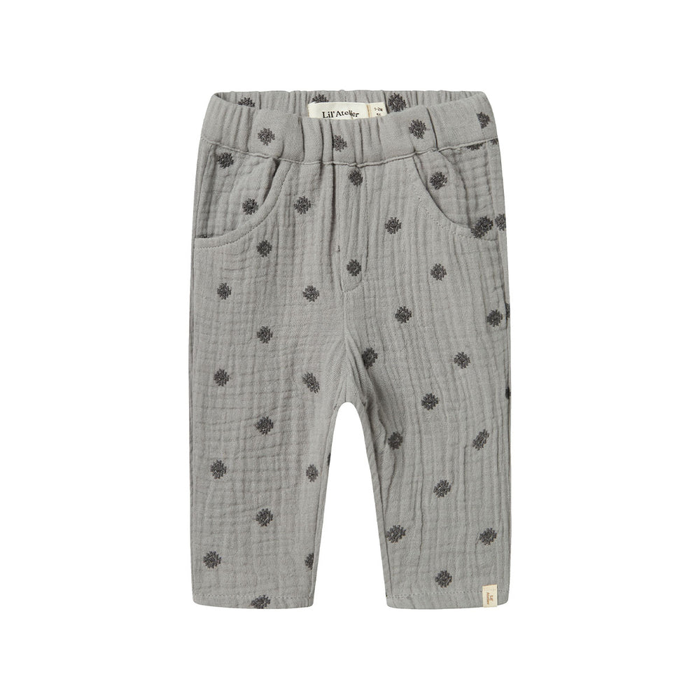 Hoe lief is dit baby koala broekje in de kleur ultimate grey van het merk Lil' Atelier?! Dit grijze broekje is heerlijk luchtig en zacht, en staat je kleintje ontzettend leuk! De broek heeft een subtiele structuur en is gemaakt van zacht, fijn, biologisch katoen. VanZus