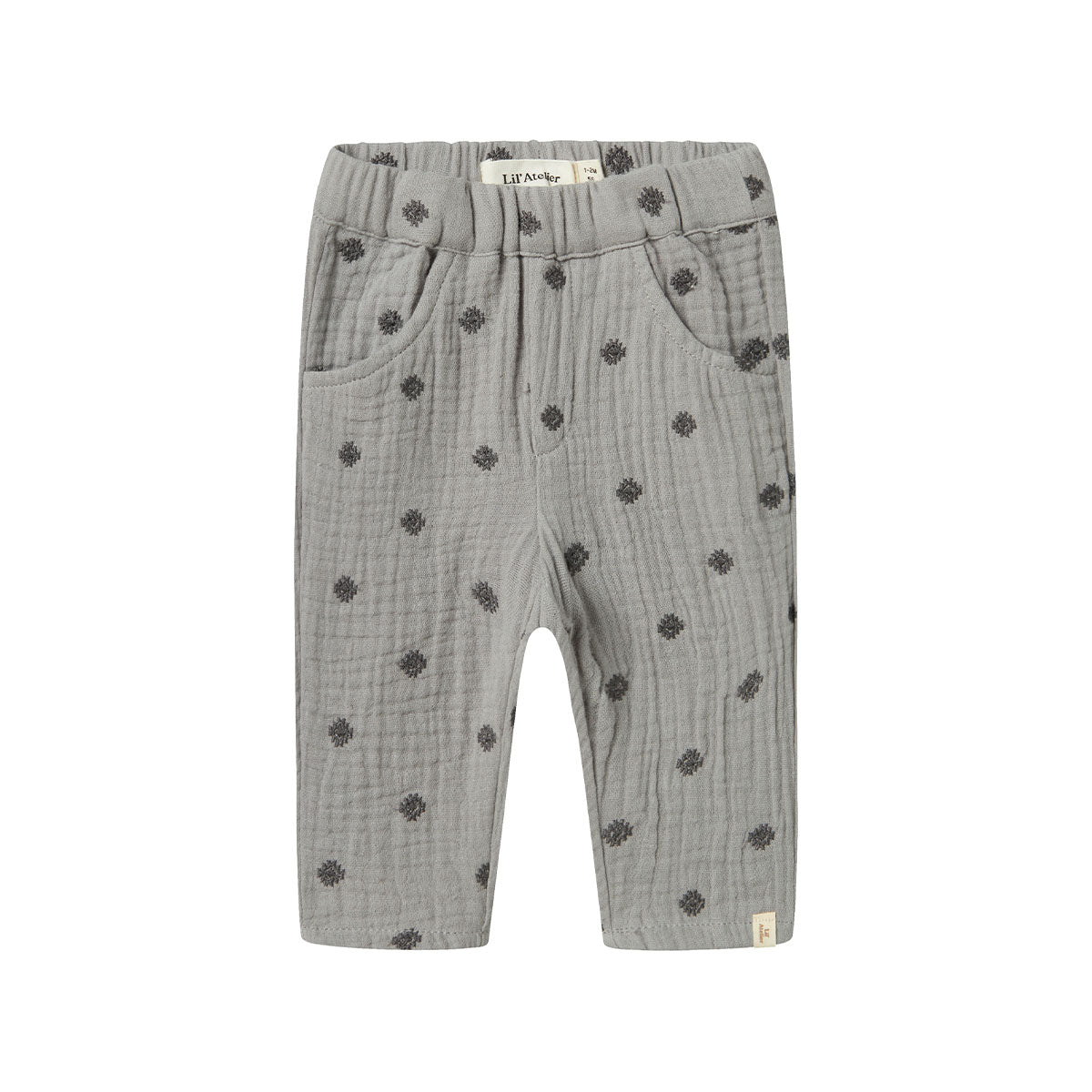 Hoe lief is dit baby koala broekje in de kleur ultimate grey van het merk Lil' Atelier?! Dit grijze broekje is heerlijk luchtig en zacht, en staat je kleintje ontzettend leuk! De broek heeft een subtiele structuur en is gemaakt van zacht, fijn, biologisch katoen. VanZus