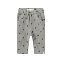 Hoe lief is dit baby koala broekje in de kleur ultimate grey van het merk Lil' Atelier?! Dit grijze broekje is heerlijk luchtig en zacht, en staat je kleintje ontzettend leuk! De broek heeft een subtiele structuur en is gemaakt van zacht, fijn, biologisch katoen. VanZus