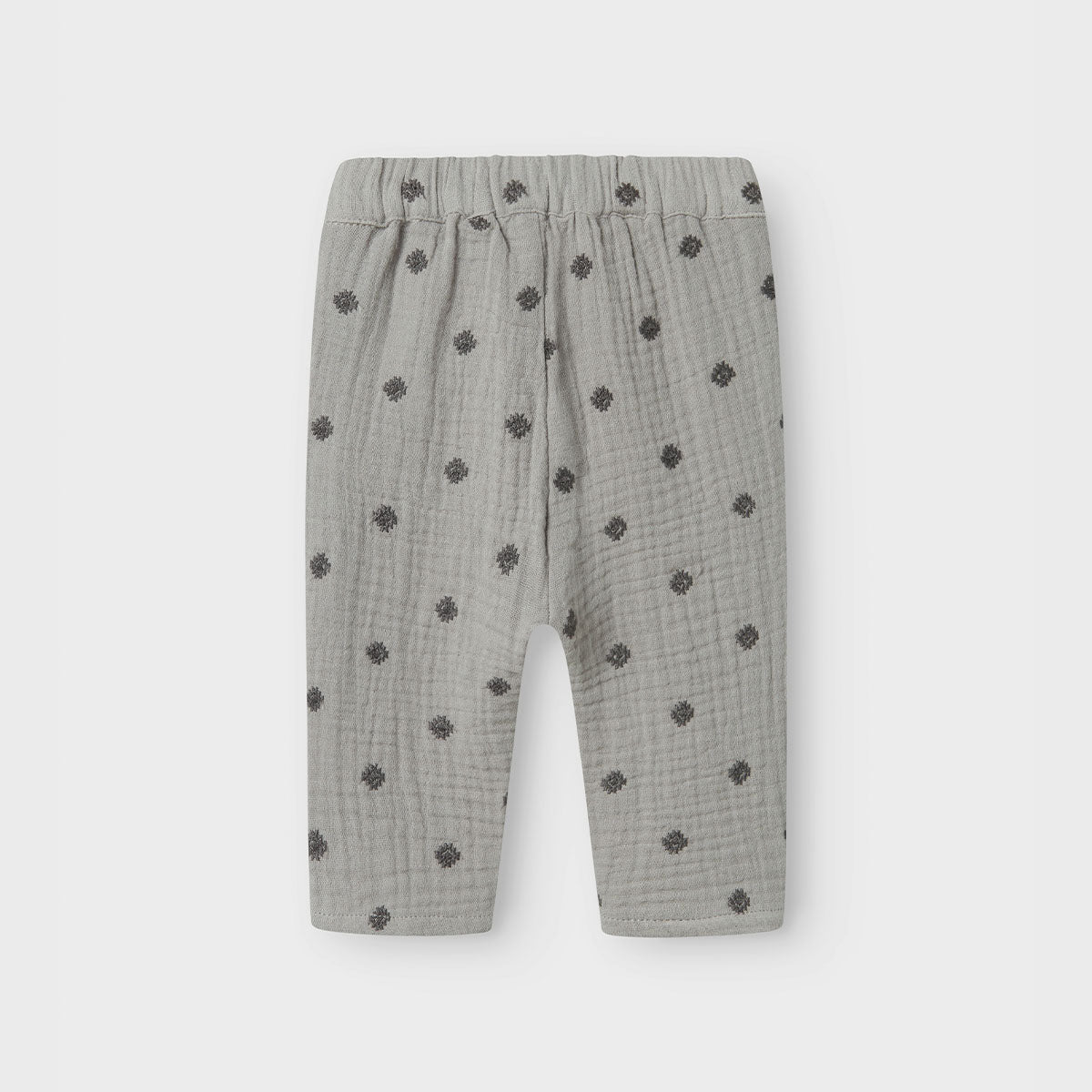 Hoe lief is dit baby koala broekje in de kleur ultimate grey van het merk Lil' Atelier?! Dit grijze broekje is heerlijk luchtig en zacht, en staat je kleintje ontzettend leuk! De broek heeft een subtiele structuur en is gemaakt van zacht, fijn, biologisch katoen. VanZus
