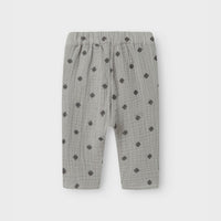 Hoe lief is dit baby koala broekje in de kleur ultimate grey van het merk Lil' Atelier?! Dit grijze broekje is heerlijk luchtig en zacht, en staat je kleintje ontzettend leuk! De broek heeft een subtiele structuur en is gemaakt van zacht, fijn, biologisch katoen. VanZus