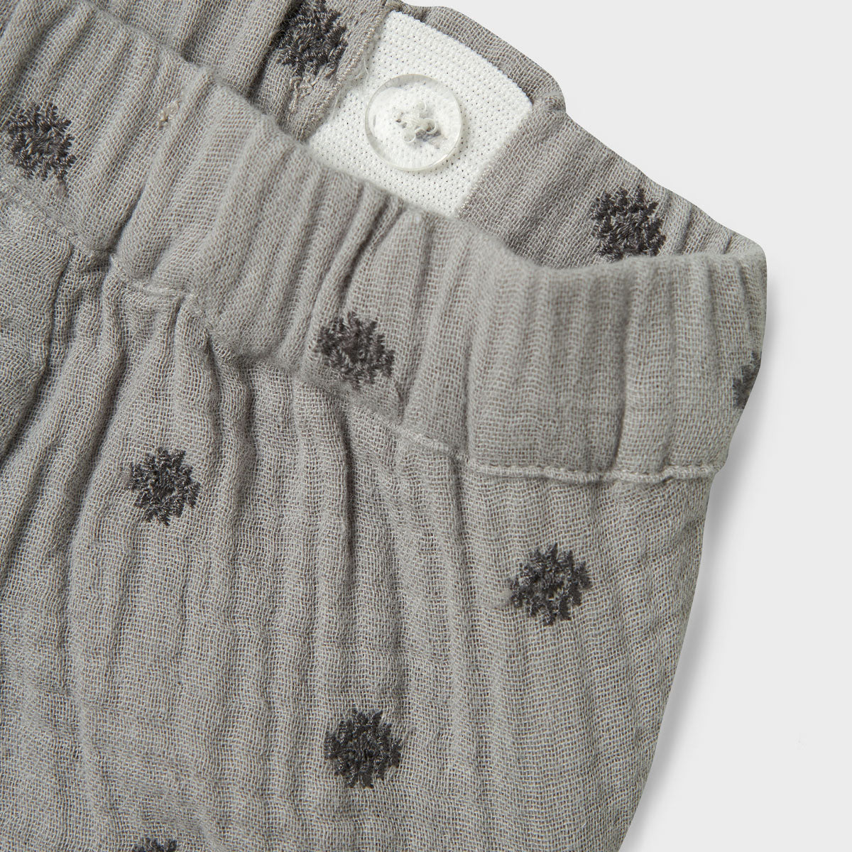 Hoe lief is dit baby koala broekje in de kleur ultimate grey van het merk Lil' Atelier?! Dit grijze broekje is heerlijk luchtig en zacht, en staat je kleintje ontzettend leuk! De broek heeft een subtiele structuur en is gemaakt van zacht, fijn, biologisch katoen. VanZus
