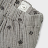Hoe lief is dit baby koala broekje in de kleur ultimate grey van het merk Lil' Atelier?! Dit grijze broekje is heerlijk luchtig en zacht, en staat je kleintje ontzettend leuk! De broek heeft een subtiele structuur en is gemaakt van zacht, fijn, biologisch katoen. VanZus