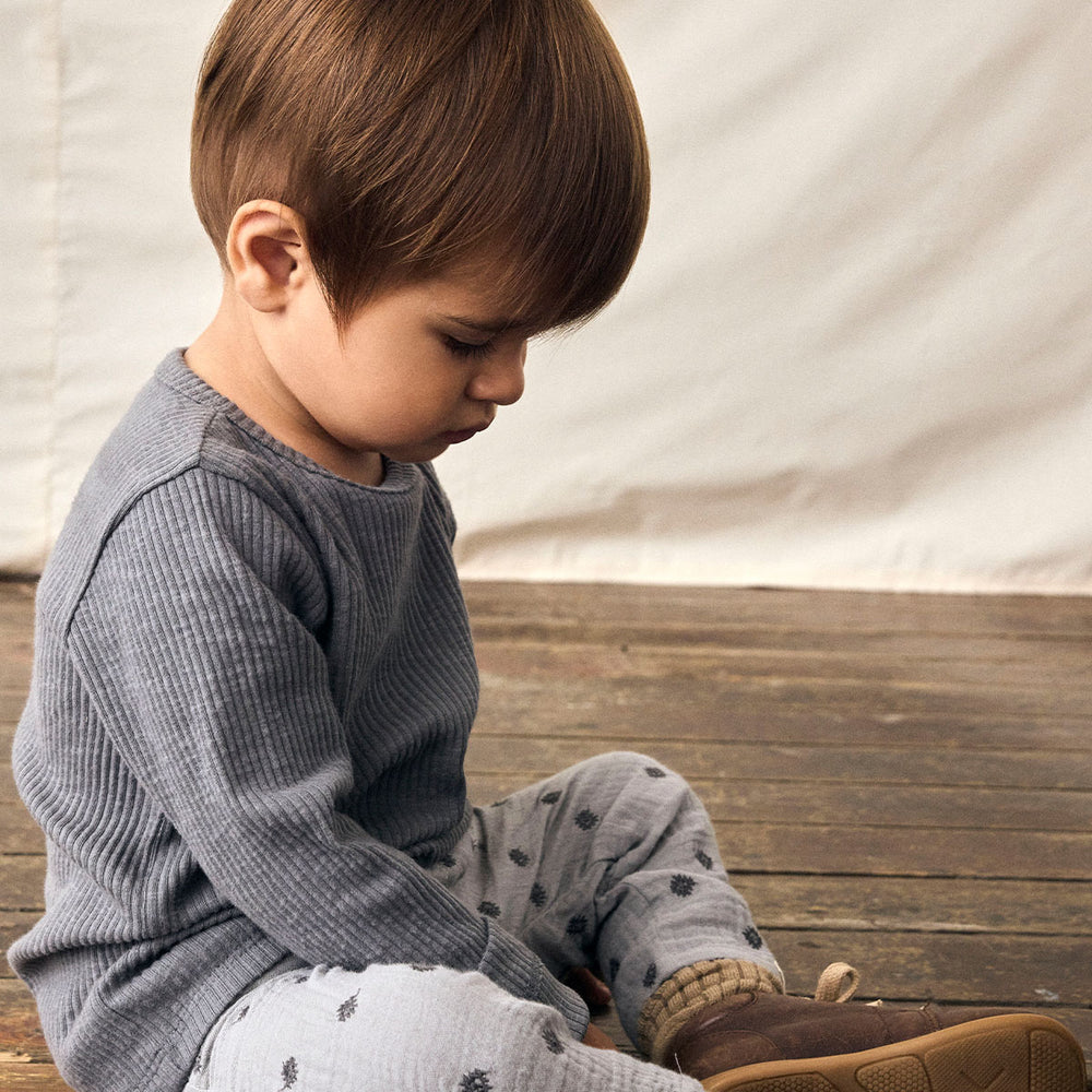 Hoe lief is dit baby koala broekje in de kleur ultimate grey van het merk Lil' Atelier?! Dit grijze broekje is heerlijk luchtig en zacht, en staat je kleintje ontzettend leuk! De broek heeft een subtiele structuur en is gemaakt van zacht, fijn, biologisch katoen. VanZus