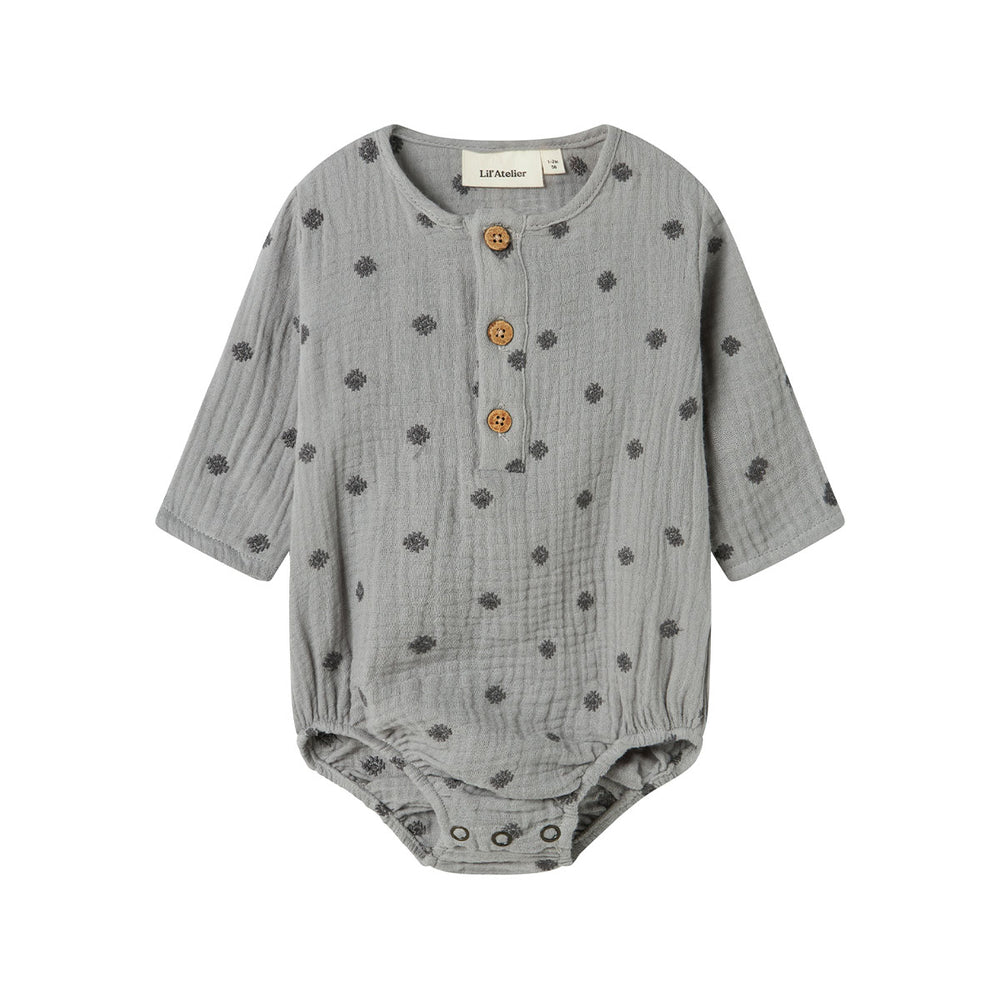 Het baby koala shirt rompertje in de kleur ultimate grey van het merk Lil' Atelier is een onmisbaar item voor de garderobe van je kleintje. Gemaakt van biologisch katoen, zorgt dit lieve rompertje voor een zachte, comfortabele én stijlvolle look. VanZus