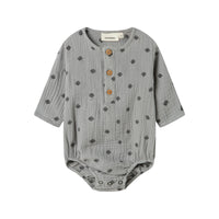 Het baby koala shirt rompertje in de kleur ultimate grey van het merk Lil' Atelier is een onmisbaar item voor de garderobe van je kleintje. Gemaakt van biologisch katoen, zorgt dit lieve rompertje voor een zachte, comfortabele én stijlvolle look. VanZus