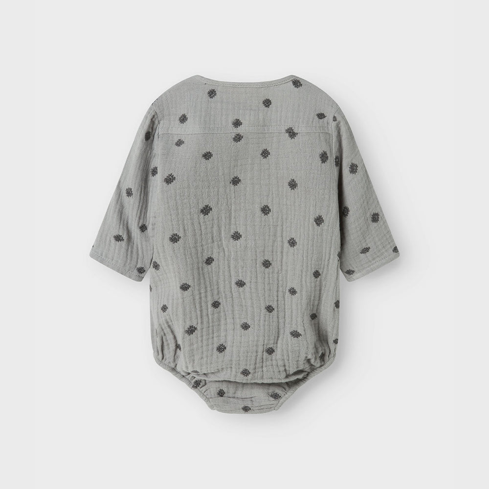 Het baby koala shirt rompertje in de kleur ultimate grey van het merk Lil' Atelier is een onmisbaar item voor de garderobe van je kleintje. Gemaakt van biologisch katoen, zorgt dit lieve rompertje voor een zachte, comfortabele én stijlvolle look. VanZus