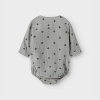 Het baby koala shirt rompertje in de kleur ultimate grey van het merk Lil' Atelier is een onmisbaar item voor de garderobe van je kleintje. Gemaakt van biologisch katoen, zorgt dit lieve rompertje voor een zachte, comfortabele én stijlvolle look. VanZus