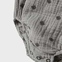 Het baby koala shirt rompertje in de kleur ultimate grey van het merk Lil' Atelier is een onmisbaar item voor de garderobe van je kleintje. Gemaakt van biologisch katoen, zorgt dit lieve rompertje voor een zachte, comfortabele én stijlvolle look. VanZus