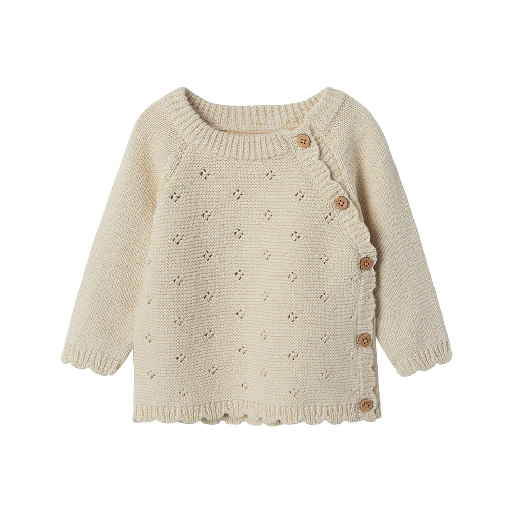 Het baby laguna wrap knit vestje in de mooie kleur turtledove van het merk Lil' Atelier is een stijlvolle en comfortabele keuze voor elk kind. Dit fijne vestje is gemaakt van 100% biologisch katoen, wat zorgt voor een zachte en huidvriendelijke ervaring. VanZus