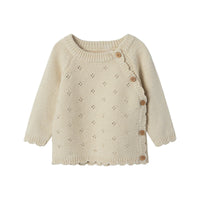 Het baby laguna wrap knit vestje in de mooie kleur turtledove van het merk Lil' Atelier is een stijlvolle en comfortabele keuze voor elk kind. Dit fijne vestje is gemaakt van 100% biologisch katoen, wat zorgt voor een zachte en huidvriendelijke ervaring. VanZus