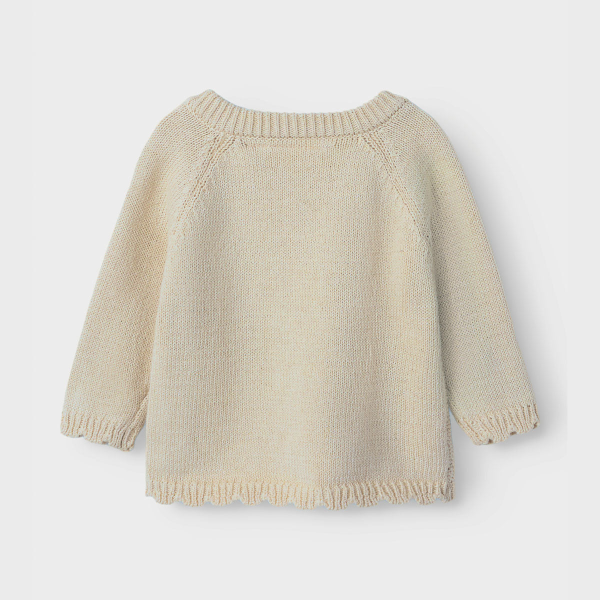 Het baby laguna wrap knit vestje in de mooie kleur turtledove van het merk Lil' Atelier is een stijlvolle en comfortabele keuze voor elk kind. Dit fijne vestje is gemaakt van 100% biologisch katoen, wat zorgt voor een zachte en huidvriendelijke ervaring. VanZus