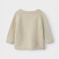 Het baby laguna wrap knit vestje in de mooie kleur turtledove van het merk Lil' Atelier is een stijlvolle en comfortabele keuze voor elk kind. Dit fijne vestje is gemaakt van 100% biologisch katoen, wat zorgt voor een zachte en huidvriendelijke ervaring. VanZus