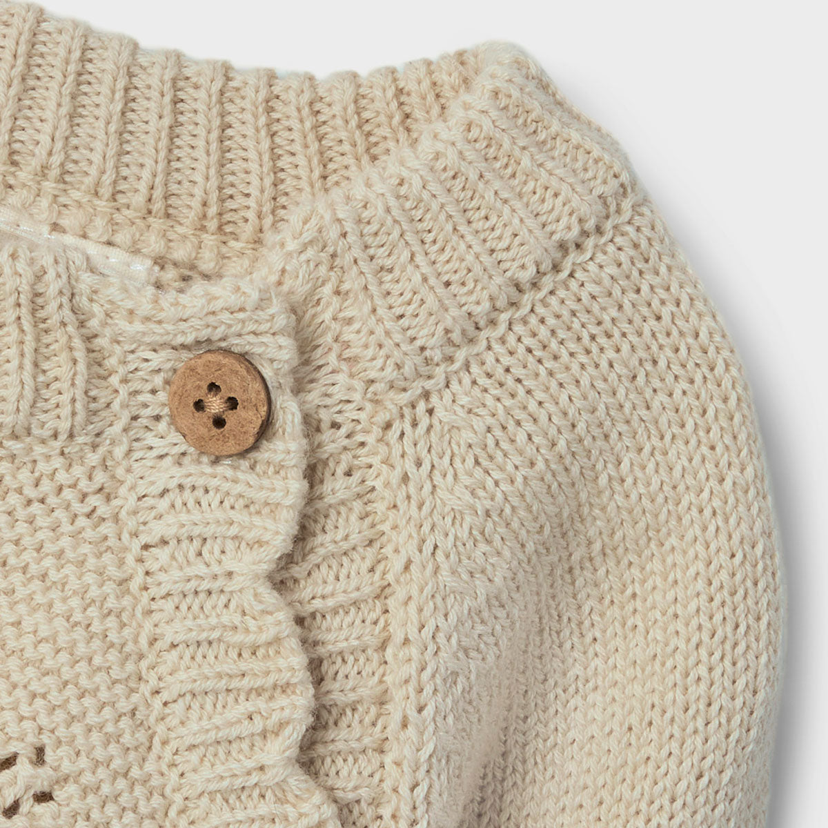 Het baby laguna wrap knit vestje in de mooie kleur turtledove van het merk Lil' Atelier is een stijlvolle en comfortabele keuze voor elk kind. Dit fijne vestje is gemaakt van 100% biologisch katoen, wat zorgt voor een zachte en huidvriendelijke ervaring. VanZus