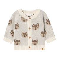 Warm en duurzaam: Lil' Atelier baby lamoe knit vestje in birch, gemaakt van 100% biologisch katoen, met een opa-hals en geribde mouwuiteinden en schattige all-over print van honden. Perfect voor de herfst/winter. VanZus