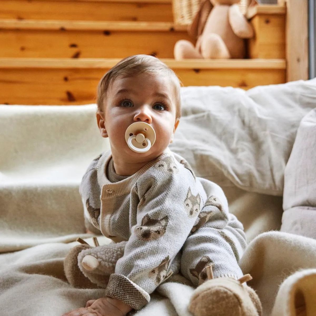 Warm en duurzaam: Lil' Atelier baby lamoe knit vestje in birch, gemaakt van 100% biologisch katoen, met een opa-hals en geribde mouwuiteinden en schattige all-over print van honden. Perfect voor de herfst/winter. VanZus