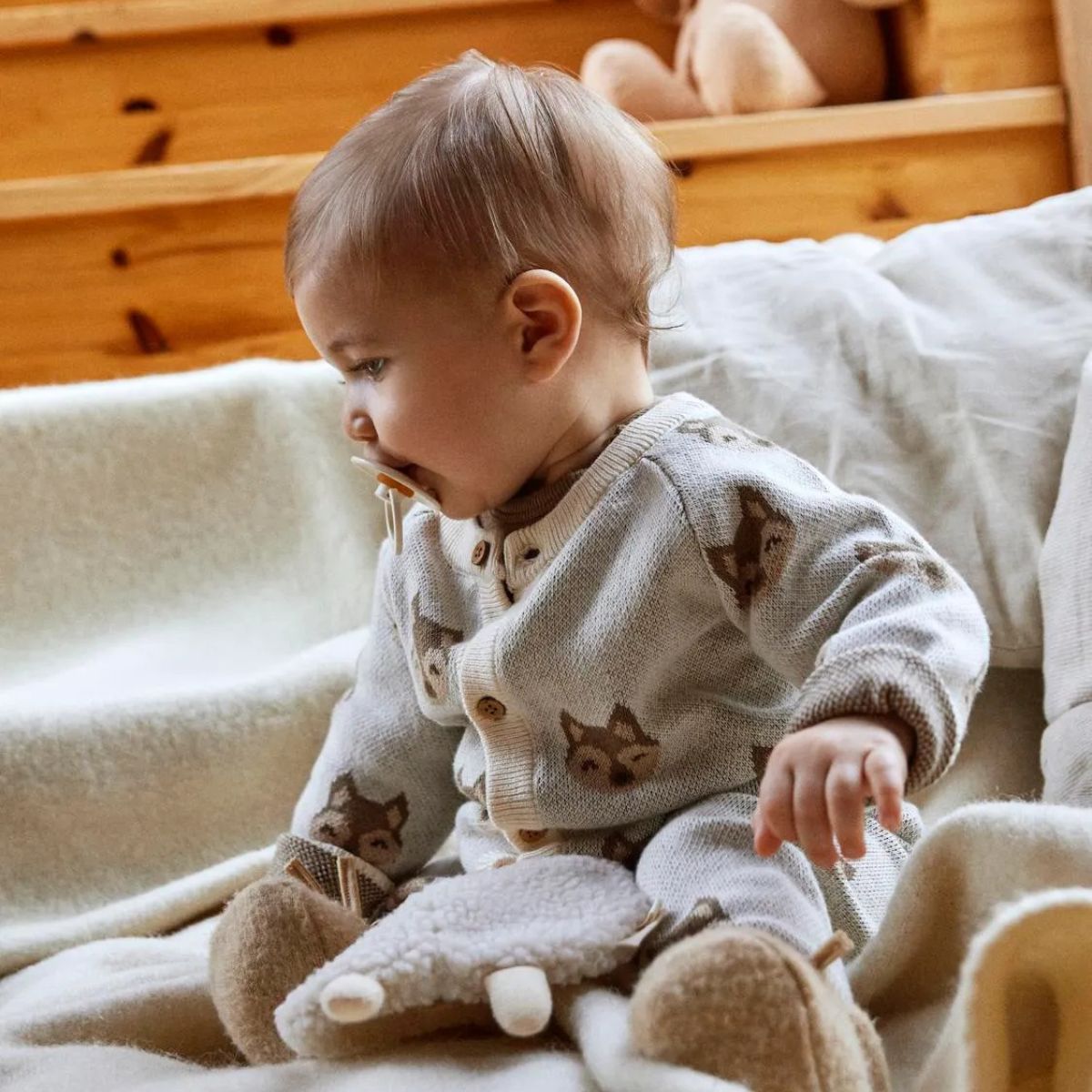 Warm en duurzaam: Lil' Atelier baby lamoe knit vestje in birch, gemaakt van 100% biologisch katoen, met een opa-hals en geribde mouwuiteinden en schattige all-over print van honden. Perfect voor de herfst/winter. VanZus