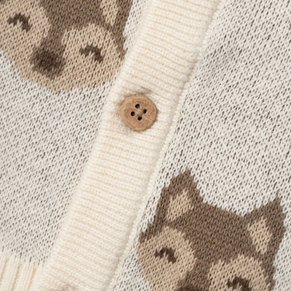 Warm en duurzaam: Lil' Atelier baby lamoe knit vestje in birch, gemaakt van 100% biologisch katoen, met een opa-hals en geribde mouwuiteinden en schattige all-over print van honden. Perfect voor de herfst/winter. VanZus