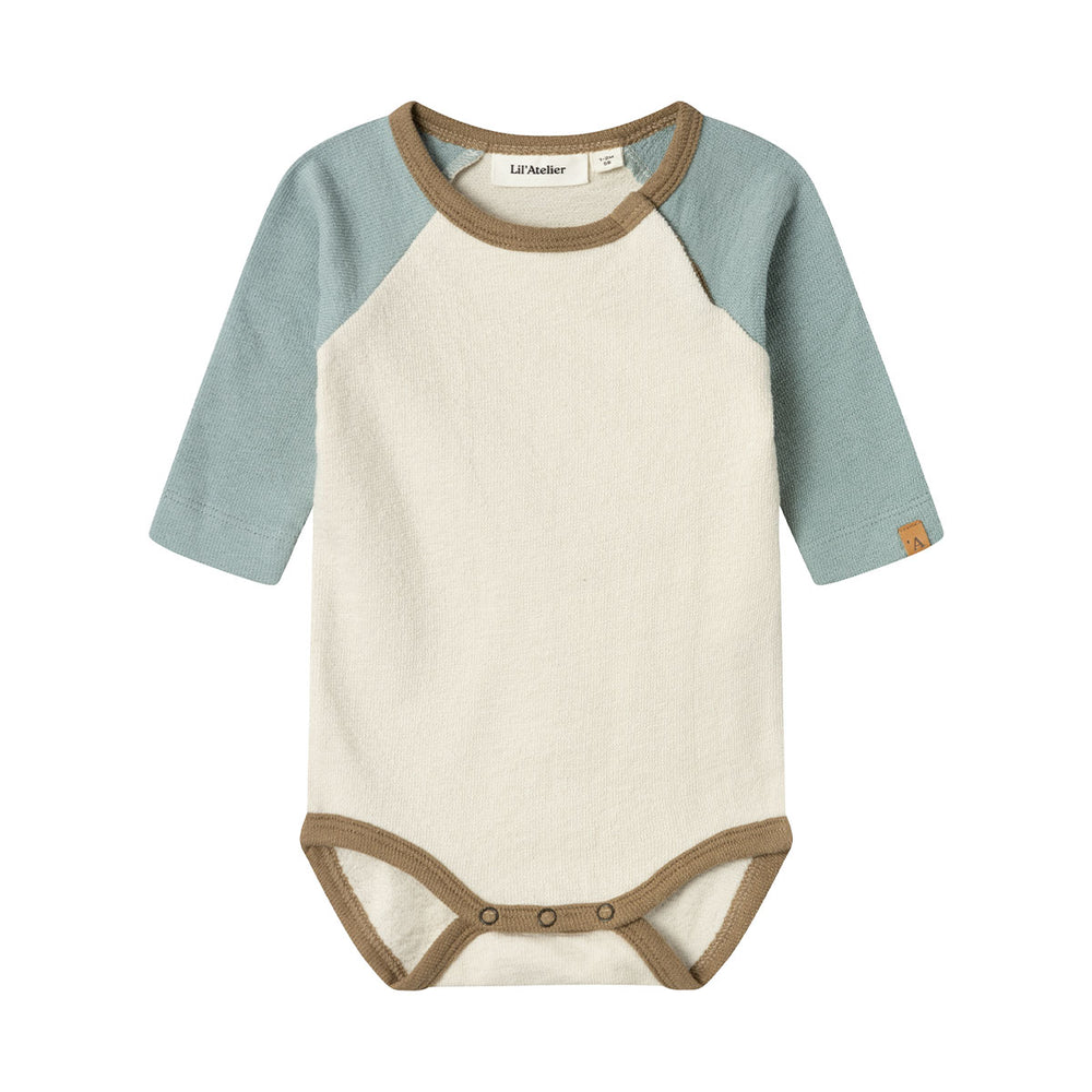 Hoe schattig is dit contrasterende baby lange mouwen nunan rompertje in de variant turtledove vapor blue van het hippe merk Lil' Atelier?! Dit rompertje ziet er niet alleen geweldig uit, hij zit ook heel lekker! De romper is namelijk gemaakt van jersey katoen. VanZus