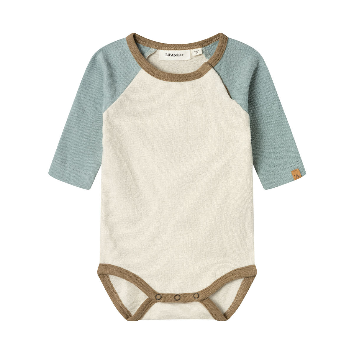 Hoe schattig is dit contrasterende baby lange mouwen nunan rompertje in de variant turtledove vapor blue van het hippe merk Lil' Atelier?! Dit rompertje ziet er niet alleen geweldig uit, hij zit ook heel lekker! De romper is namelijk gemaakt van jersey katoen. VanZus