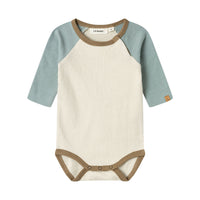 Hoe schattig is dit contrasterende baby lange mouwen nunan rompertje in de variant turtledove vapor blue van het hippe merk Lil' Atelier?! Dit rompertje ziet er niet alleen geweldig uit, hij zit ook heel lekker! De romper is namelijk gemaakt van jersey katoen. VanZus