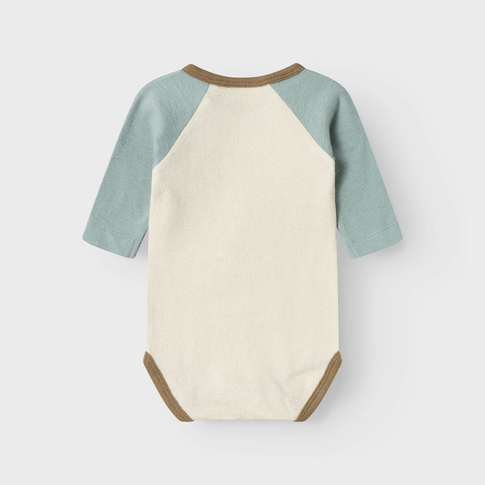 Hoe schattig is dit contrasterende baby lange mouwen nunan rompertje in de variant turtledove vapor blue van het hippe merk Lil' Atelier?! Dit rompertje ziet er niet alleen geweldig uit, hij zit ook heel lekker! De romper is namelijk gemaakt van jersey katoen. VanZus