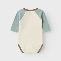 Hoe schattig is dit contrasterende baby lange mouwen nunan rompertje in de variant turtledove vapor blue van het hippe merk Lil' Atelier?! Dit rompertje ziet er niet alleen geweldig uit, hij zit ook heel lekker! De romper is namelijk gemaakt van jersey katoen. VanZus