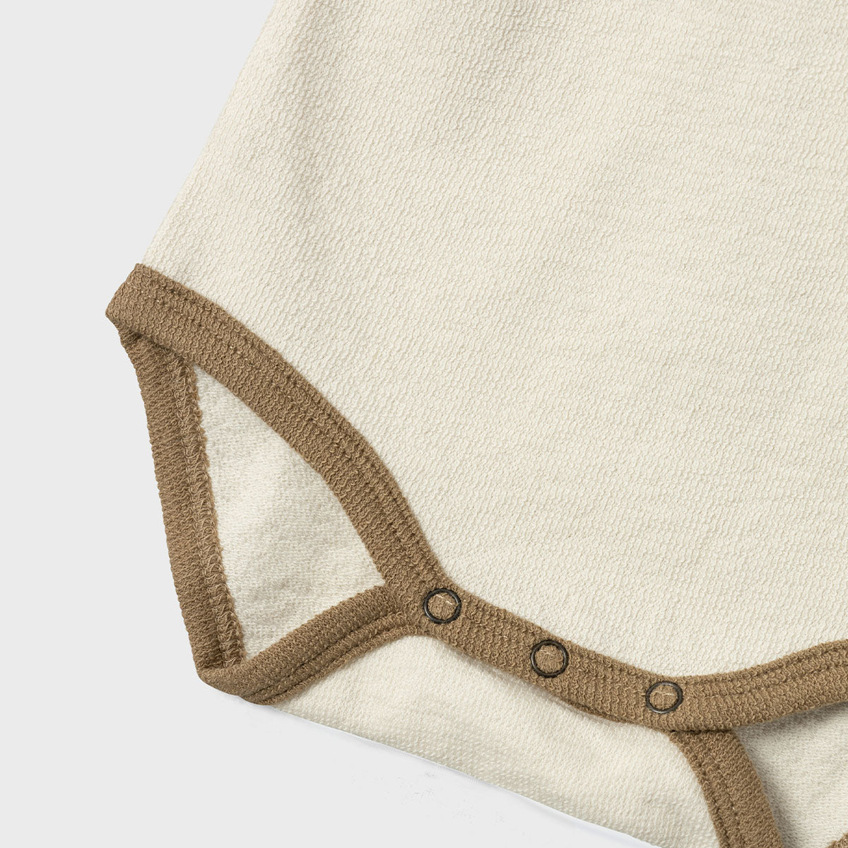 Hoe schattig is dit contrasterende baby lange mouwen nunan rompertje in de variant turtledove vapor blue van het hippe merk Lil' Atelier?! Dit rompertje ziet er niet alleen geweldig uit, hij zit ook heel lekker! De romper is namelijk gemaakt van jersey katoen. VanZus