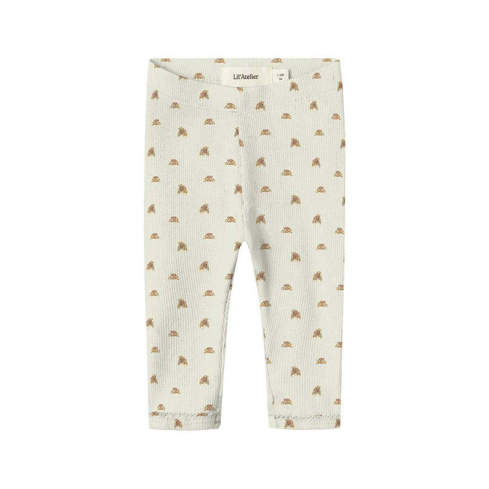 De Lil' Atelier baby lavo eki slim leggings in de kleur turtledove is een veelzijdig en trendy kledingstuk voor je kindje. Gemaakt van een hoogwaardige mix van 57% biologisch katoen, 38% TENCEL™ Lyocell en 5% elastaan, biedt deze legging zowel comfort als een goede pasvorm. VanZus