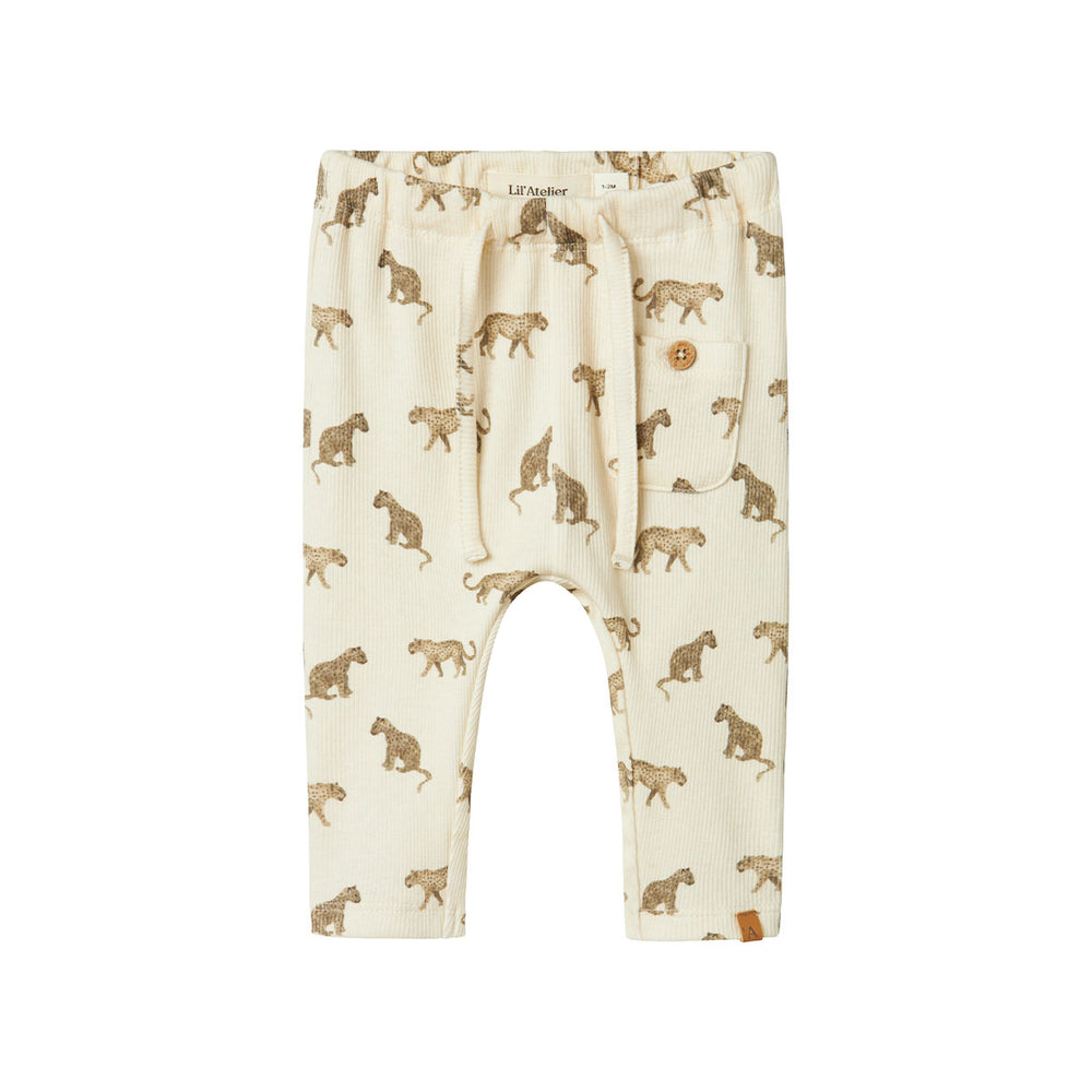 De Lil' Atelier baby lavo elf broek in de kleur turtledove is de perfecte aanvulling voor de garderobe van je kindje. Gemaakt van een hoogwaardige mix van 57% biologisch katoen, 38% TENCEL™ Lyocell en 5% elastaan, biedt deze broek niet alleen comfort maar ook een stijlvol uiterlijk. VanZus