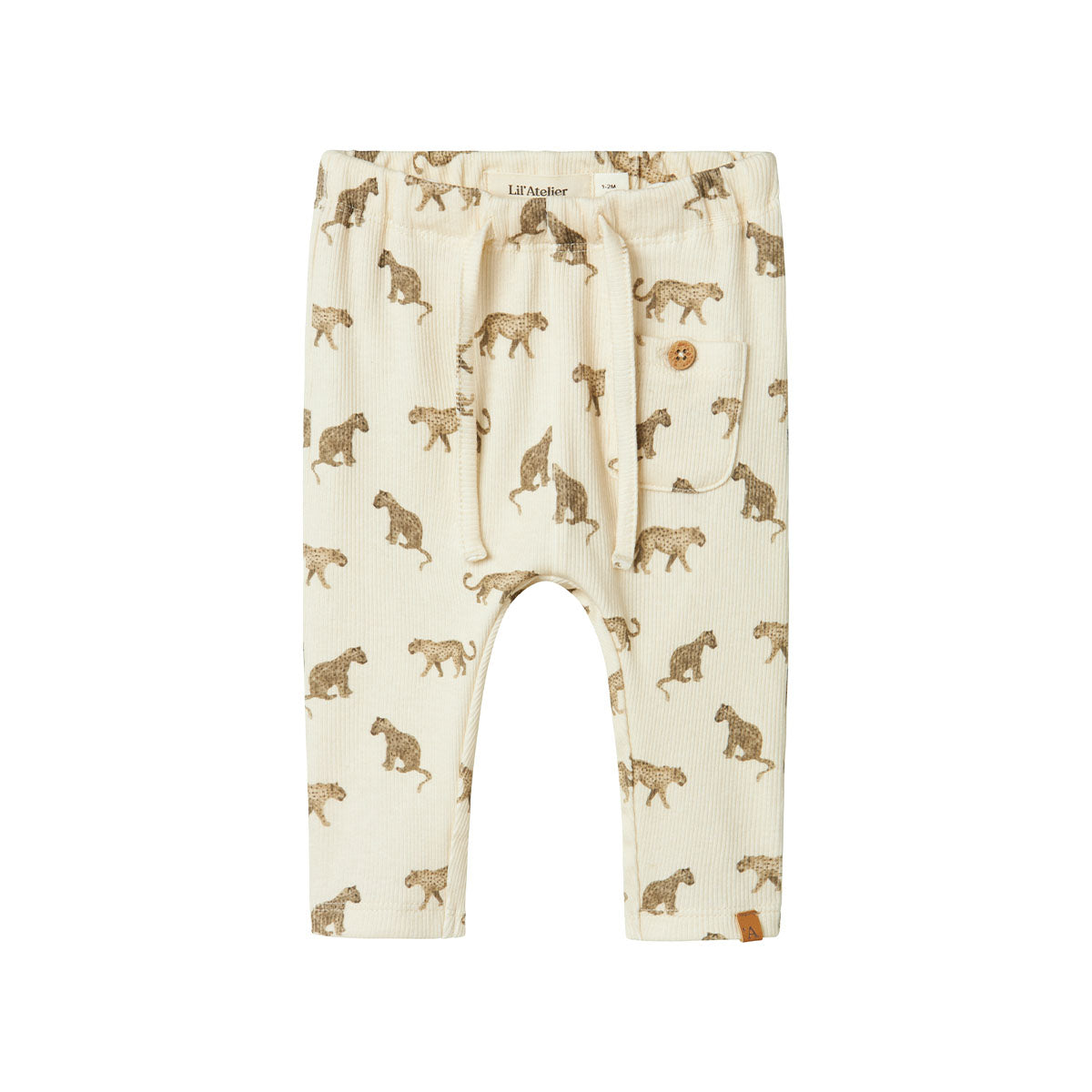 De Lil' Atelier baby lavo elf broek in de kleur turtledove is de perfecte aanvulling voor de garderobe van je kindje. Gemaakt van een hoogwaardige mix van 57% biologisch katoen, 38% TENCEL™ Lyocell en 5% elastaan, biedt deze broek niet alleen comfort maar ook een stijlvol uiterlijk. VanZus