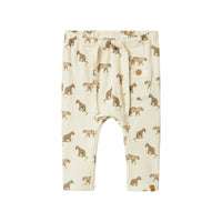 De Lil' Atelier baby lavo elf broek in de kleur turtledove is de perfecte aanvulling voor de garderobe van je kindje. Gemaakt van een hoogwaardige mix van 57% biologisch katoen, 38% TENCEL™ Lyocell en 5% elastaan, biedt deze broek niet alleen comfort maar ook een stijlvol uiterlijk. VanZus
