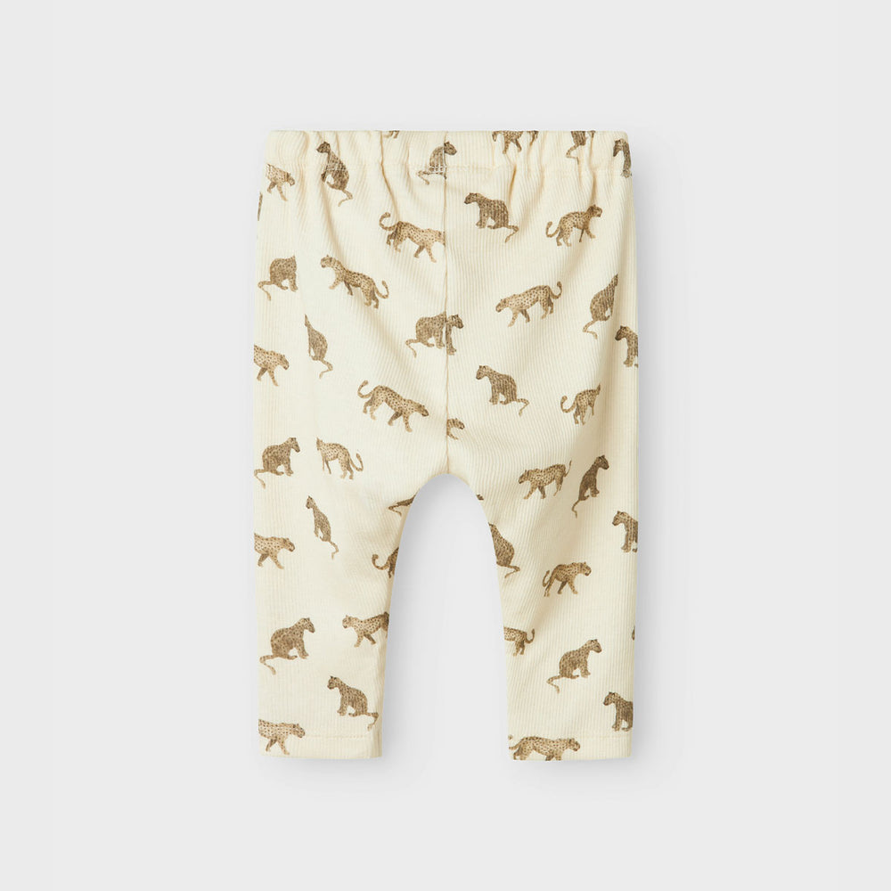 De Lil' Atelier baby lavo elf broek in de kleur turtledove is de perfecte aanvulling voor de garderobe van je kindje. Gemaakt van een hoogwaardige mix van 57% biologisch katoen, 38% TENCEL™ Lyocell en 5% elastaan, biedt deze broek niet alleen comfort maar ook een stijlvol uiterlijk. VanZus