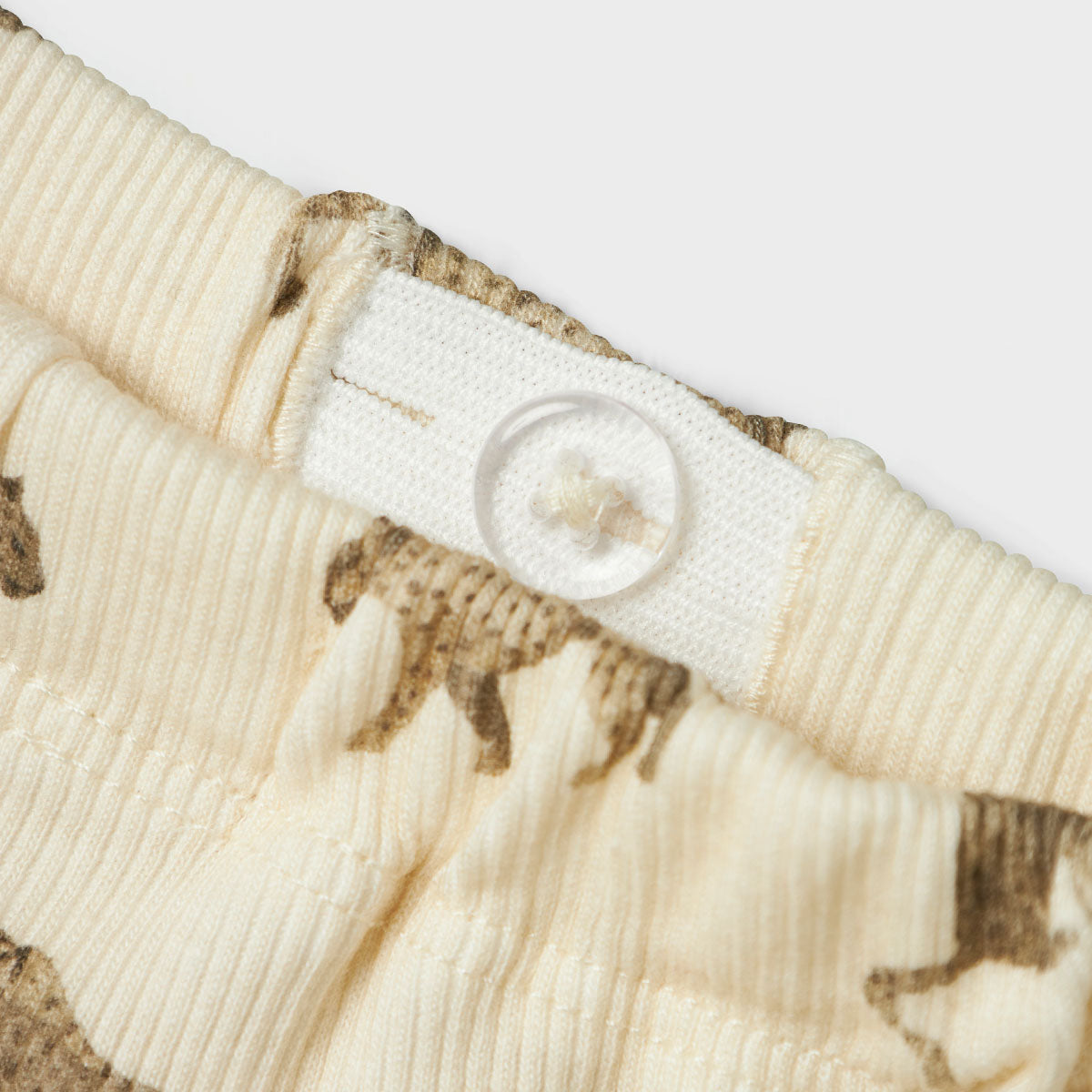 De Lil' Atelier baby lavo elf broek in de kleur turtledove is de perfecte aanvulling voor de garderobe van je kindje. Gemaakt van een hoogwaardige mix van 57% biologisch katoen, 38% TENCEL™ Lyocell en 5% elastaan, biedt deze broek niet alleen comfort maar ook een stijlvol uiterlijk. VanZus