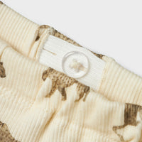 De Lil' Atelier baby lavo elf broek in de kleur turtledove is de perfecte aanvulling voor de garderobe van je kindje. Gemaakt van een hoogwaardige mix van 57% biologisch katoen, 38% TENCEL™ Lyocell en 5% elastaan, biedt deze broek niet alleen comfort maar ook een stijlvol uiterlijk. VanZus