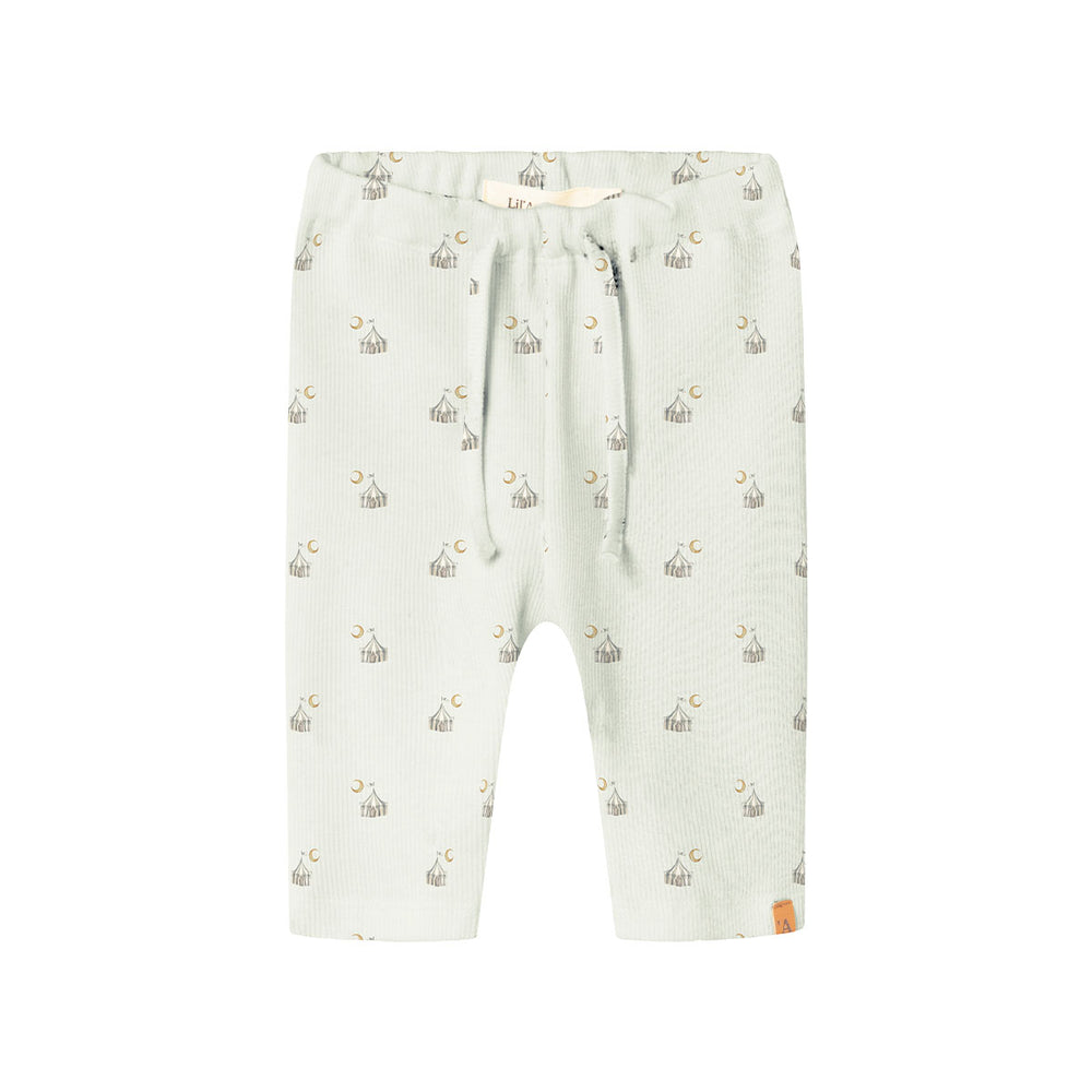 De Lil' Atelier baby lavo broek in murmur tent is de perfecte aanvulling voor de garderobe van je kindje. Gemaakt van een hoogwaardige mix van 57% biologisch katoen, 38% TENCEL™ Lyocell en 5% elastaan, biedt deze broek niet alleen comfort maar ook een stijlvol uiterlijk. VanZus