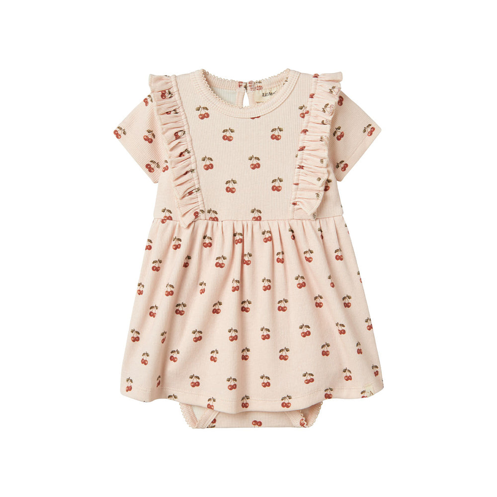 De Lil' Atelier lavo ena romperjurk in silver peony is een prachtige jurk die de garderobe van je kind een stijlvolle upgrade geeft. Deze jurk, gemaakt van 57% biologisch katoen, 38% TENCEL™ Lyocell en 5% elastaan, heeft een regular fit, korte mouwen en een comfortabele O-hals. VanZus