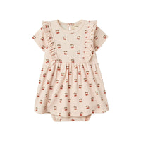 De Lil' Atelier lavo ena romperjurk in silver peony is een prachtige jurk die de garderobe van je kind een stijlvolle upgrade geeft. Deze jurk, gemaakt van 57% biologisch katoen, 38% TENCEL™ Lyocell en 5% elastaan, heeft een regular fit, korte mouwen en een comfortabele O-hals. VanZus