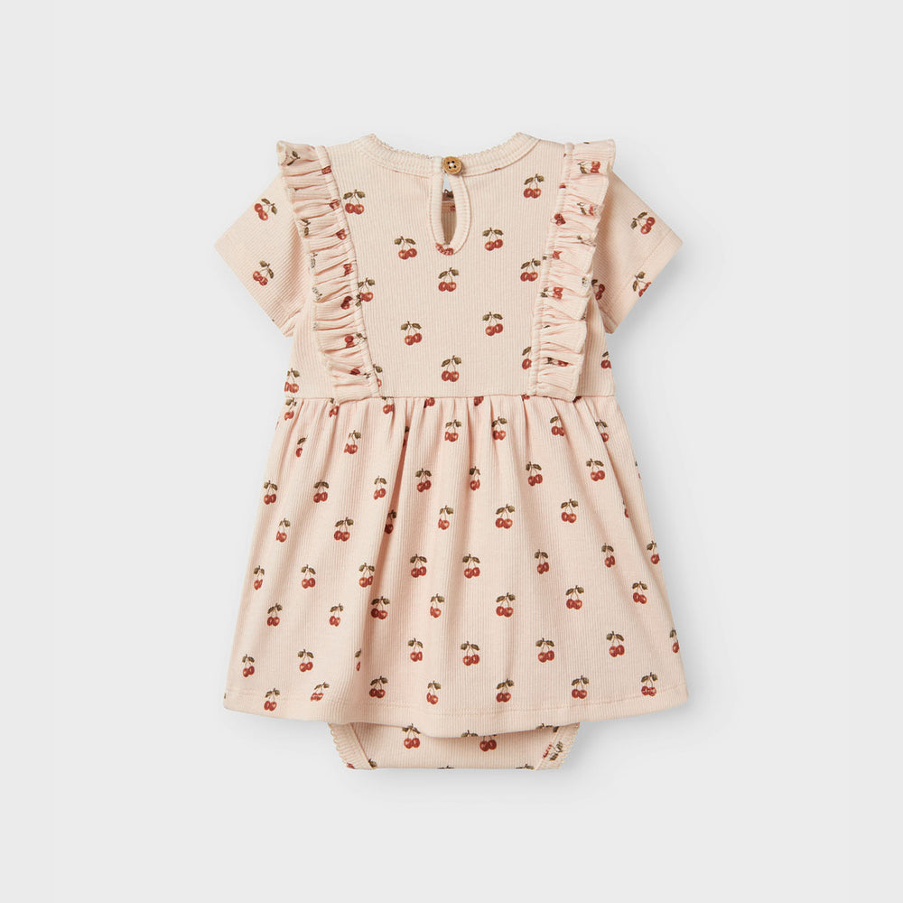 De Lil' Atelier lavo ena romperjurk in silver peony is een prachtige jurk die de garderobe van je kind een stijlvolle upgrade geeft. Deze jurk, gemaakt van 57% biologisch katoen, 38% TENCEL™ Lyocell en 5% elastaan, heeft een regular fit, korte mouwen en een comfortabele O-hals. VanZus
