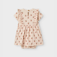 De Lil' Atelier lavo ena romperjurk in silver peony is een prachtige jurk die de garderobe van je kind een stijlvolle upgrade geeft. Deze jurk, gemaakt van 57% biologisch katoen, 38% TENCEL™ Lyocell en 5% elastaan, heeft een regular fit, korte mouwen en een comfortabele O-hals. VanZus