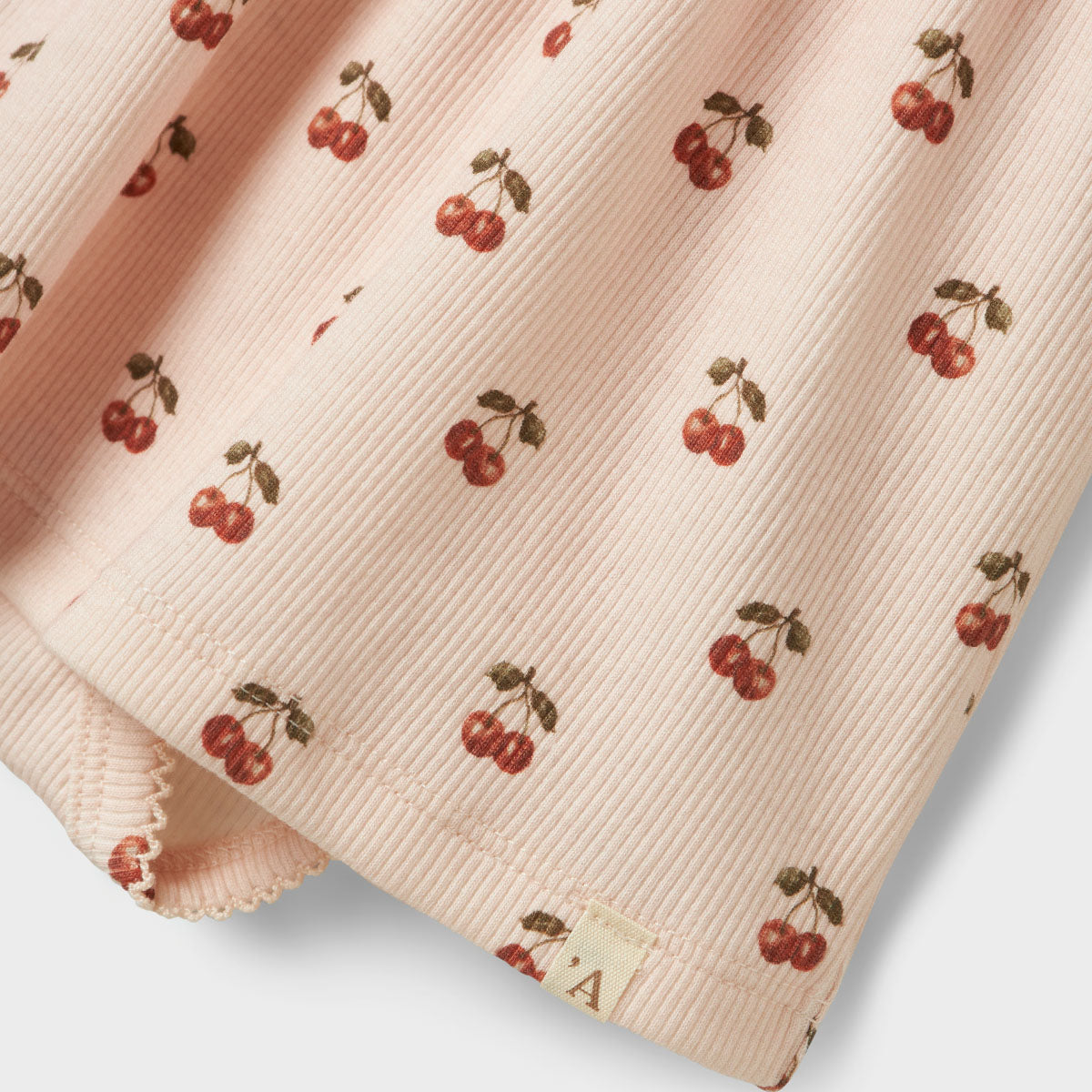 De Lil' Atelier lavo ena romperjurk in silver peony is een prachtige jurk die de garderobe van je kind een stijlvolle upgrade geeft. Deze jurk, gemaakt van 57% biologisch katoen, 38% TENCEL™ Lyocell en 5% elastaan, heeft een regular fit, korte mouwen en een comfortabele O-hals. VanZus