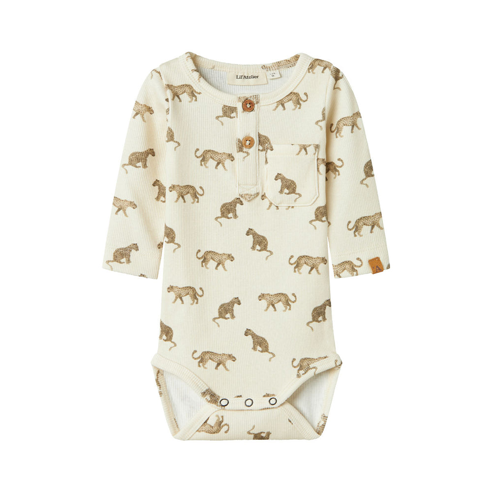 Het Lil' Atelier lavo eno slim rompertje in de kleur turtledove is een must-have voor de garderobe van je kind. Dit stijlvolle rompertje in een mooie witte kleur is gemaakt van 57% biologisch katoen, 38% TENCEL™ Lyocell en 5% elastaan, biedt een comfortabele pasvorm met lange mouwen en een O-hals. VanZus