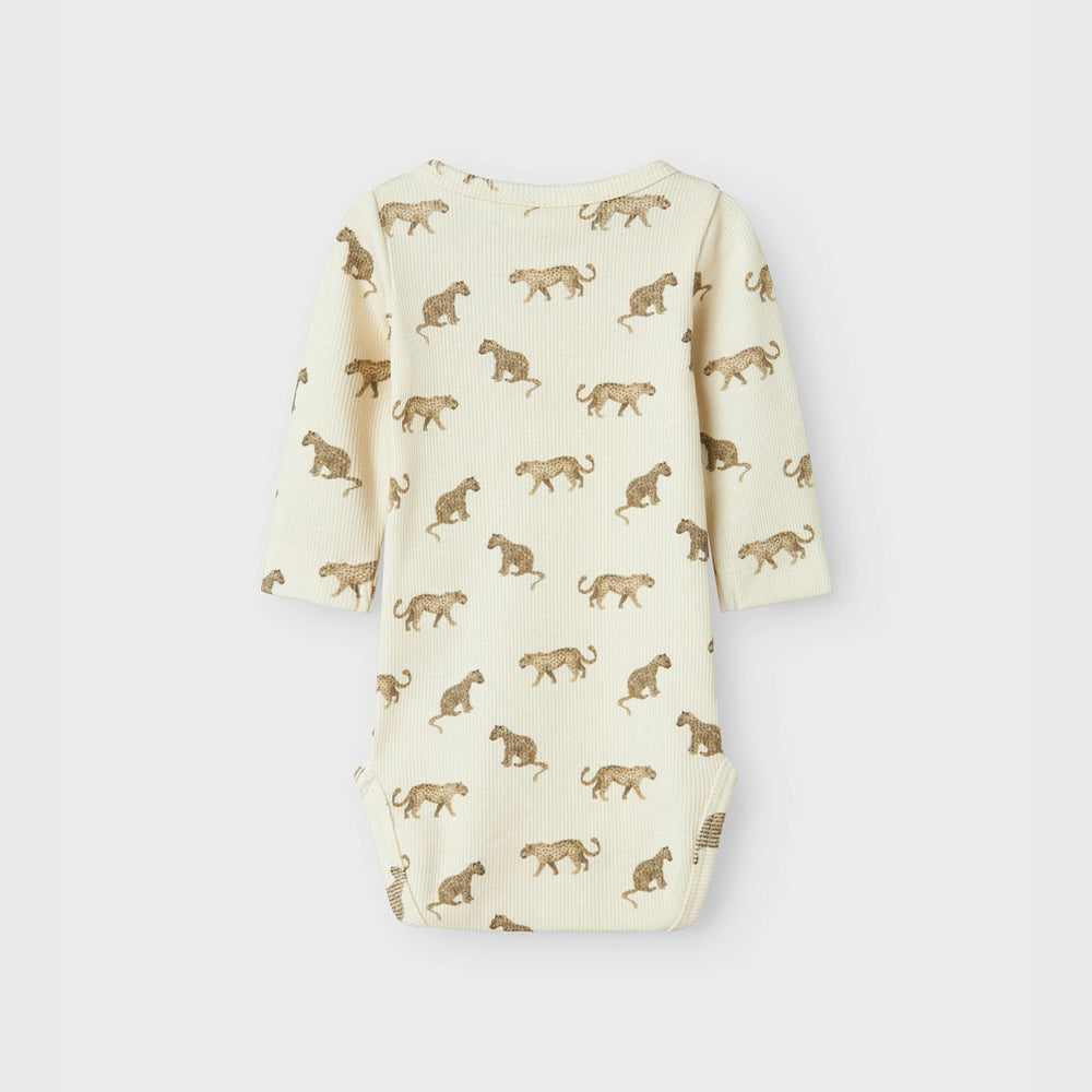 Het Lil' Atelier lavo eno slim rompertje in de kleur turtledove is een must-have voor de garderobe van je kind. Dit stijlvolle rompertje in een mooie witte kleur is gemaakt van 57% biologisch katoen, 38% TENCEL™ Lyocell en 5% elastaan, biedt een comfortabele pasvorm met lange mouwen en een O-hals. VanZus