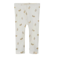 De baby lavo slim legging in coconut milk van het merk Lil' Atelier is comfortabel, slim fit, met elastische taille en vrolijke print. Combineer met bijpassende romperjurk. VanZus