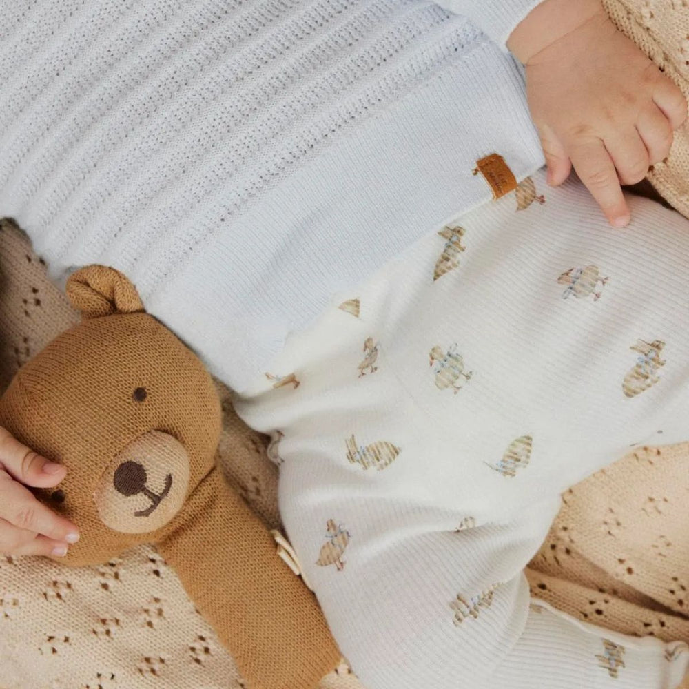 De baby lavo slim legging in coconut milk van het merk Lil' Atelier is comfortabel, slim fit, met elastische taille en vrolijke print. Combineer met bijpassende romperjurk. VanZus