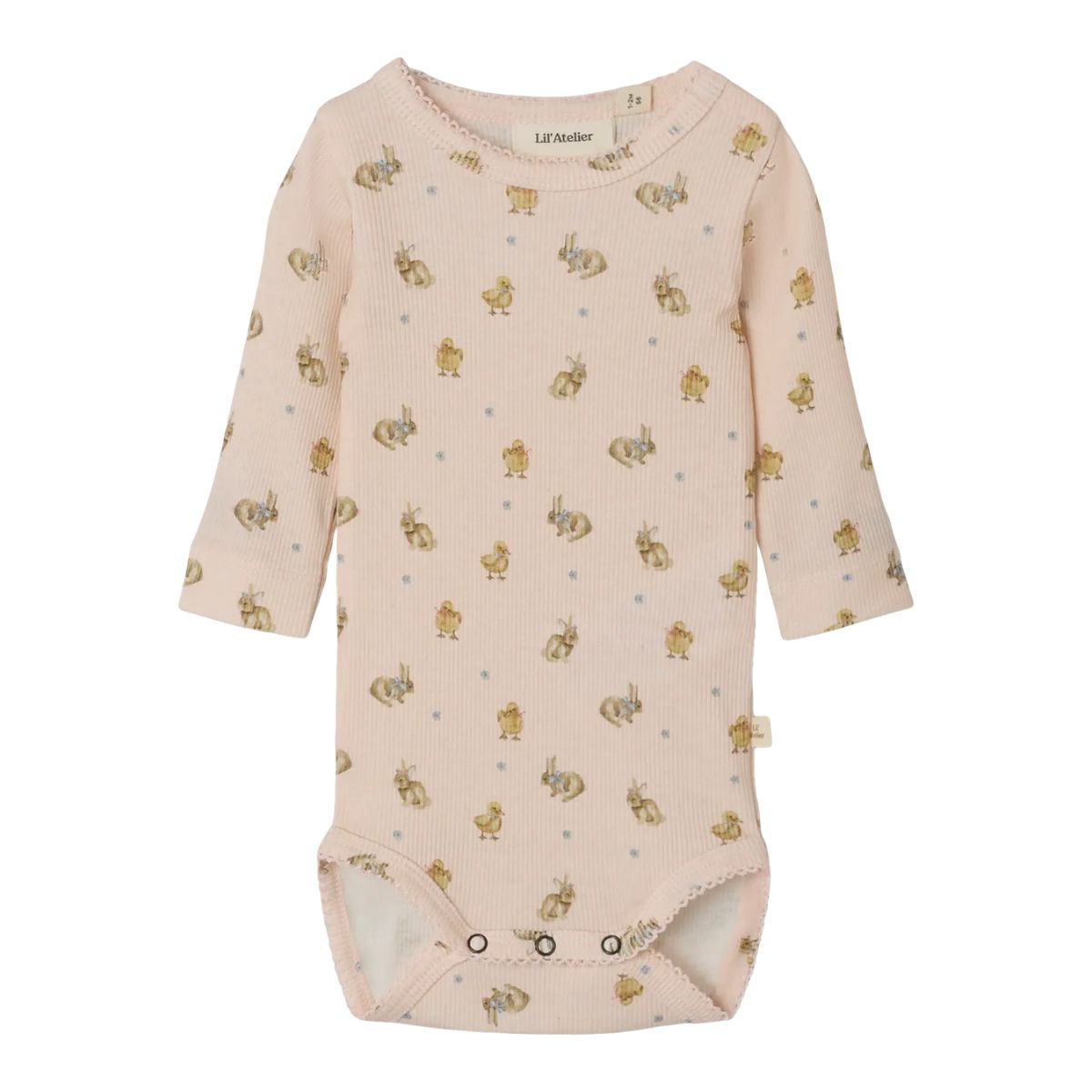 De baby lavo slim rompertje in de kleur morganite van het merk Lil' Atelier is comfortabel, slim fit, zacht, met drukknoopsluiting en vrolijke print. Perfect voor de lente/zomer. VanZus